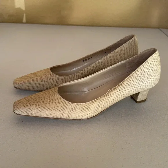 Bruno Magli Pumps Shoes Leather Heels Texture Beige Designer Women’s Sz 6 B - Picture 2 of 8